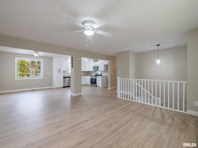 $245,900 | 2922 West Larchmont Lane, Peoria, IL 61615