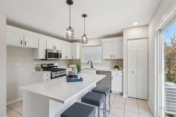 $459,900 | 2060 Lyndhurst Lane, Aurora, IL 60503