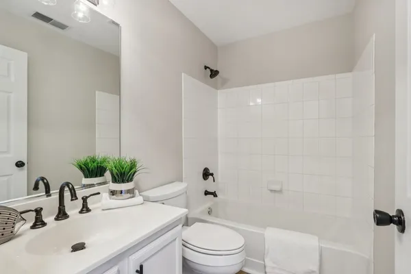 $459,900 | 2060 Lyndhurst Lane, Aurora, IL 60503