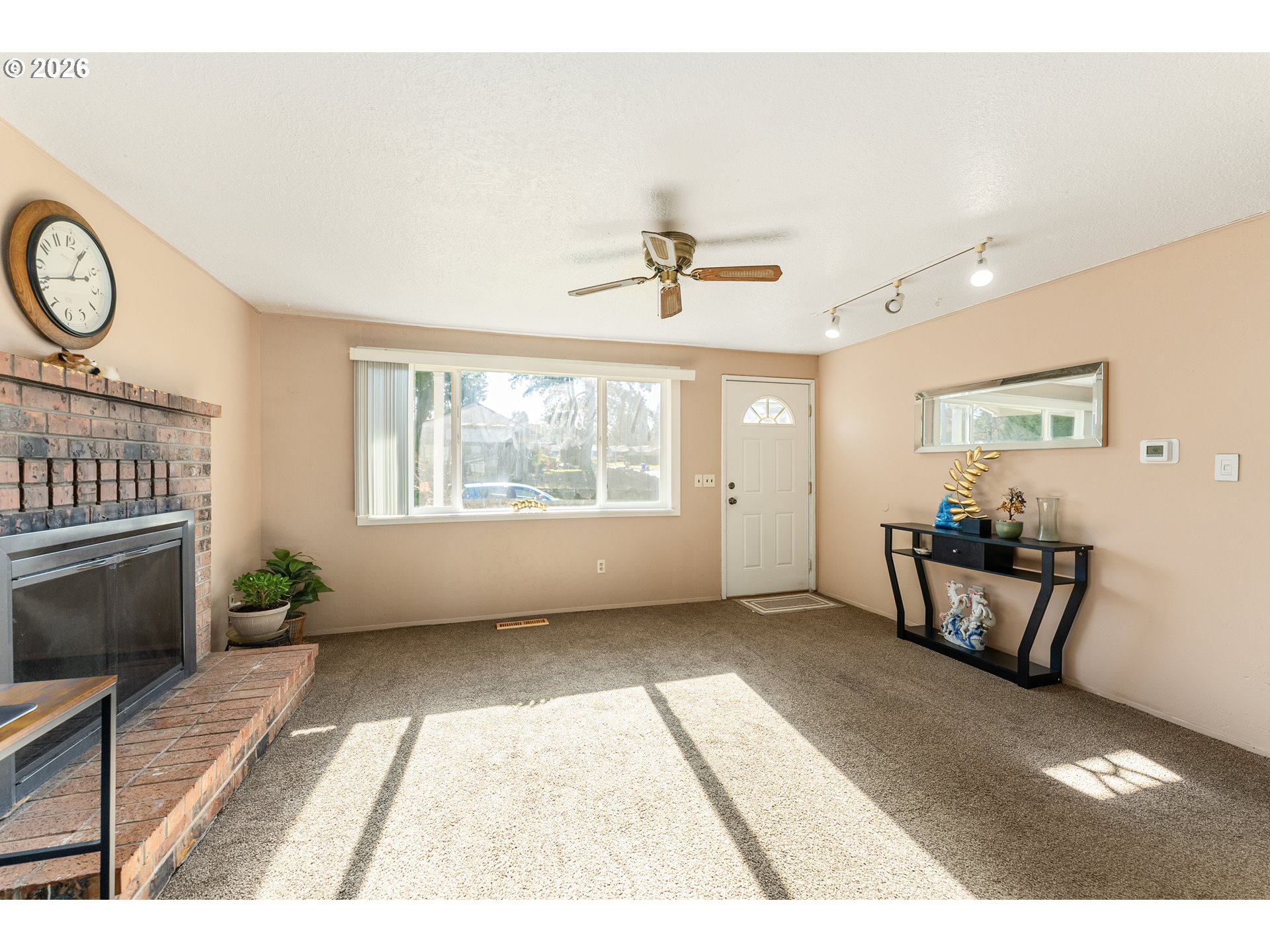 21001 Southeast Yamhill Street Gresham, OR 97030 - Photo 4 of 30 Living Room/Entrance