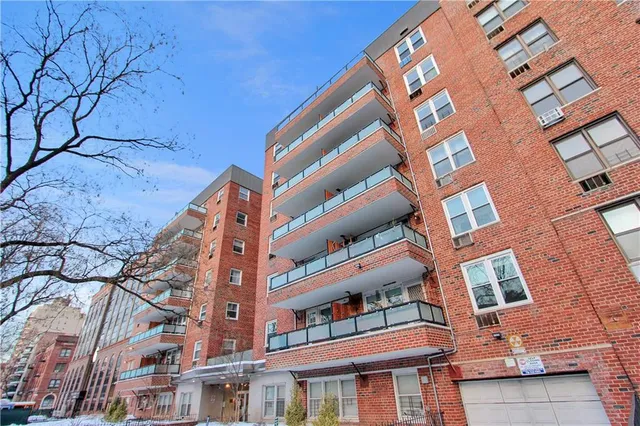 $748,000 | 525 Ocean Parkway, Unit 4J | Kensington