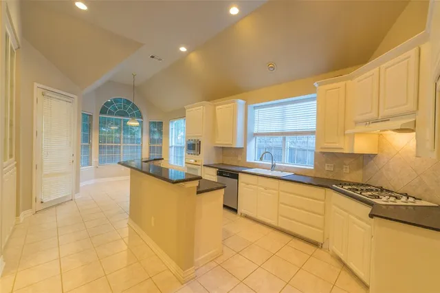 $2,800 | 516 Arcadia Drive, Keller, TX 76248