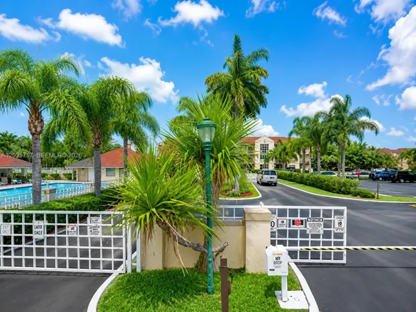 $2,500 | 18840 Northwest 57th Avenue, Unit 302, Hialeah, FL 33015