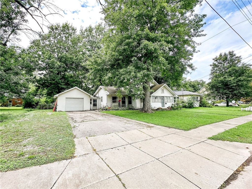602 North Range Street Oblong, IL 62449 - Photo 2 of 13