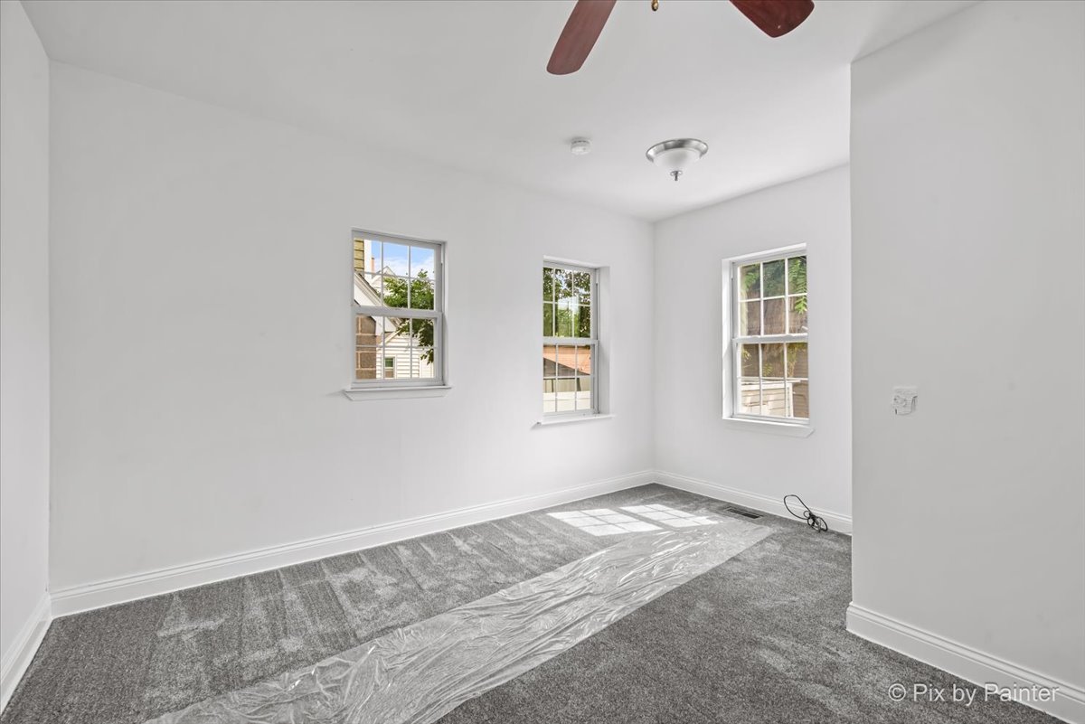309 Griswold Street Elgin, IL 60123 - Photo 16 of 39 an empty room with windows