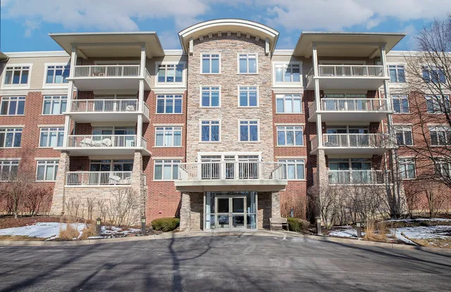 $489,000 | 425 Benjamin Drive, Unit 403, Vernon Hills, IL 60061