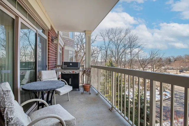 $489,000 | 425 Benjamin Drive, Unit 403, Vernon Hills, IL 60061