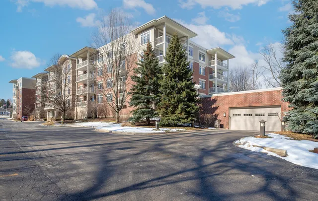 $489,000 | 425 Benjamin Drive, Unit 403, Vernon Hills, IL 60061