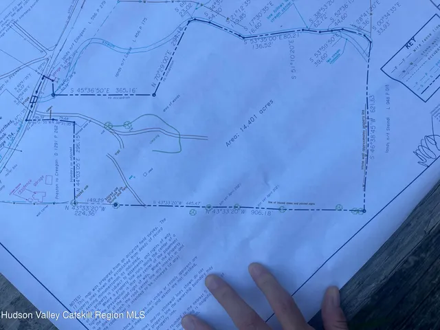 a sign that is sitting on a brick wall