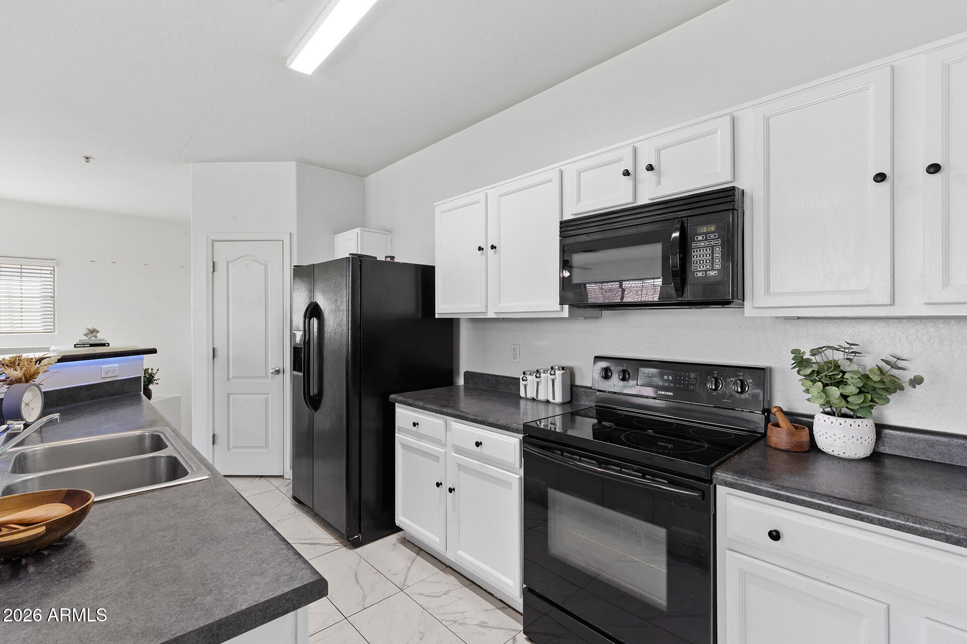 8189 West Groom Creek Road Phoenix, AZ 85043 - Photo 11 of 37 25