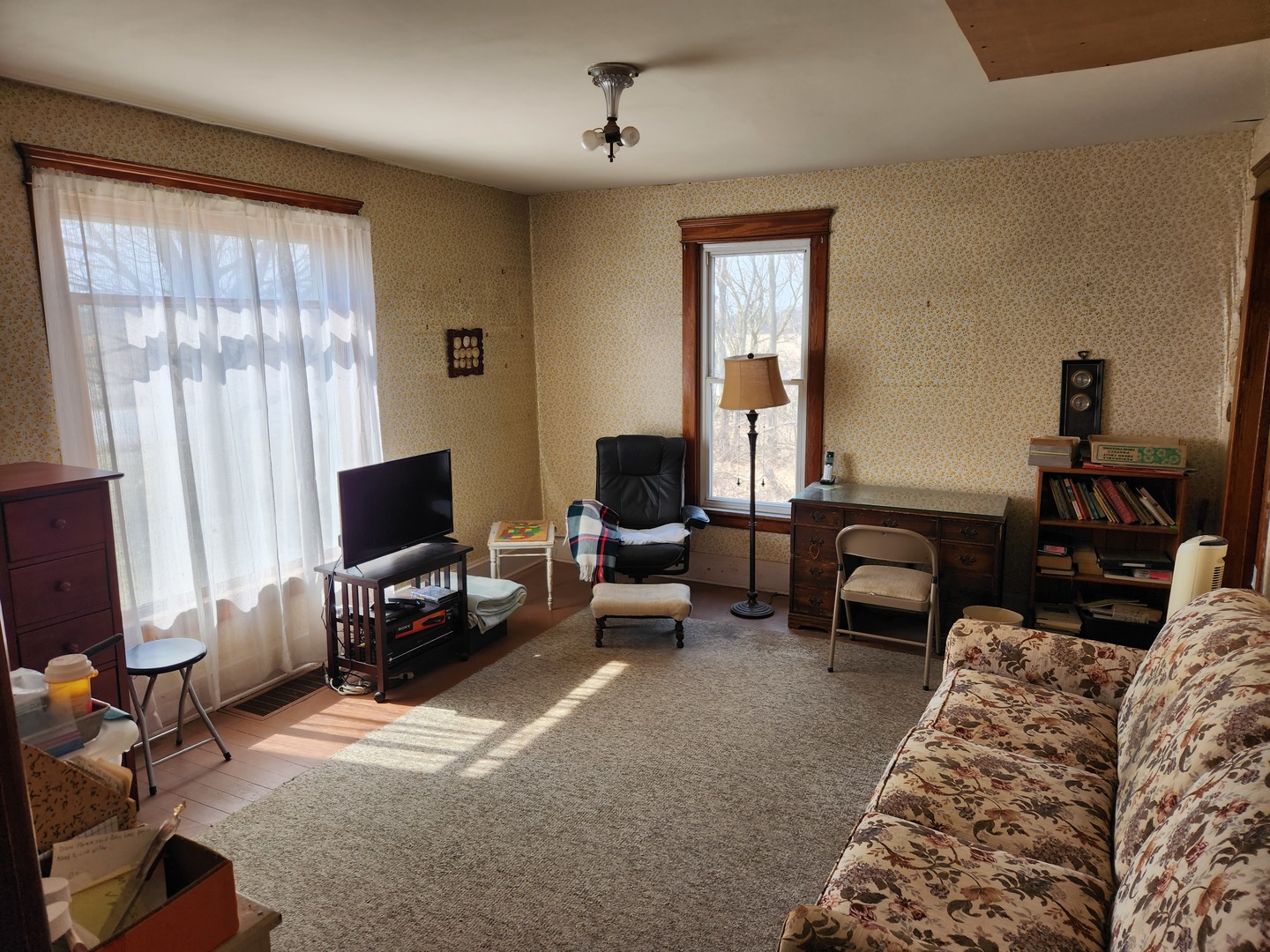11409 North Grove Road Sycamore, IL 60178 - Photo 18 of 21 a living room with furniture a window and a flat screen tv