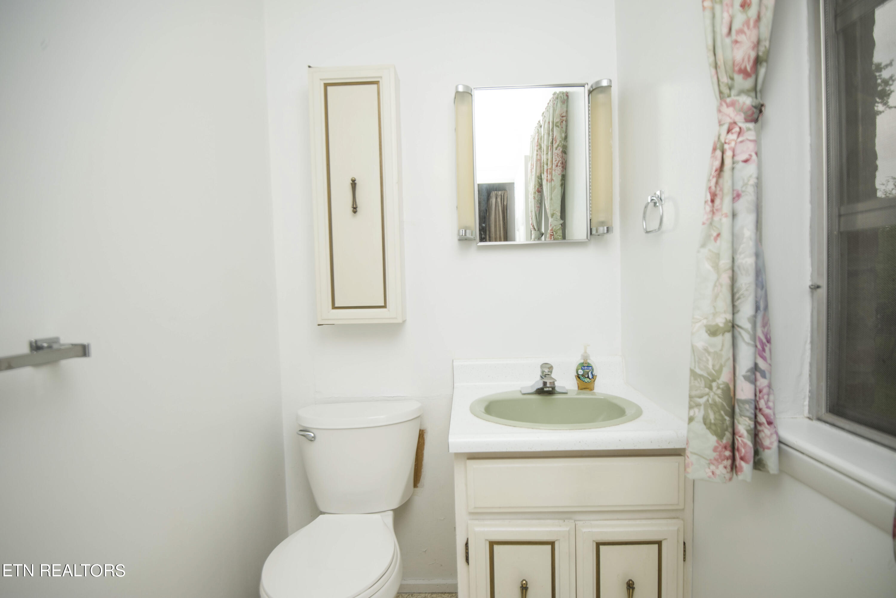 103 Pocono Lane Oak Ridge, TN 37830 - Photo 25 of 48 half bath_1