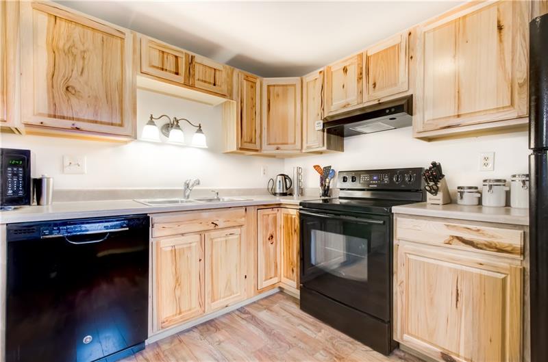 222 Quail Run Road Venetia, PA 15367 - Photo 13 of 22 Kitchen with matching black appliances.