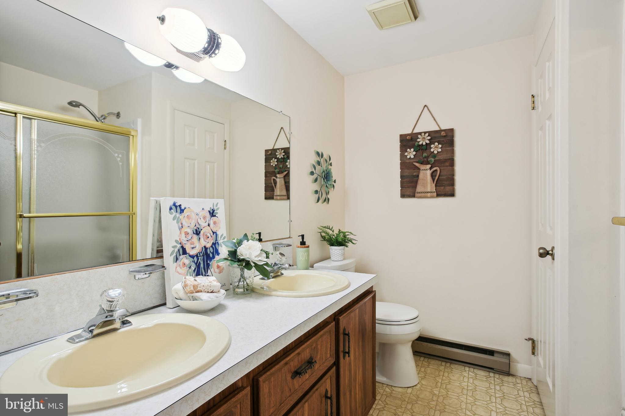 43536 Spinks Ferry Road Leesburg, VA 20176 - Photo 25 of 33 Second bathroom
