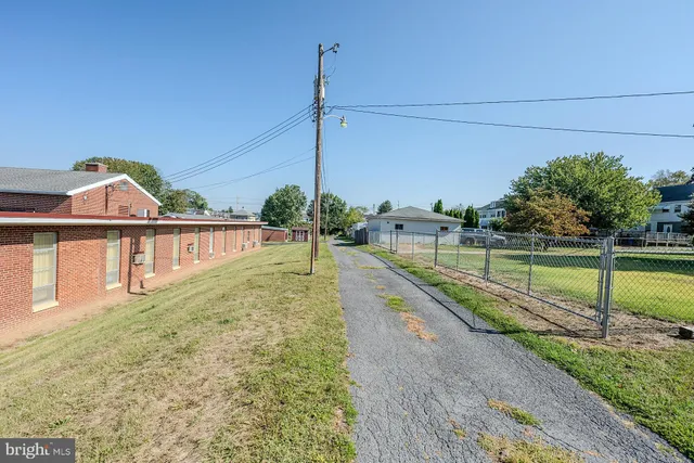 a view of a yard with a park