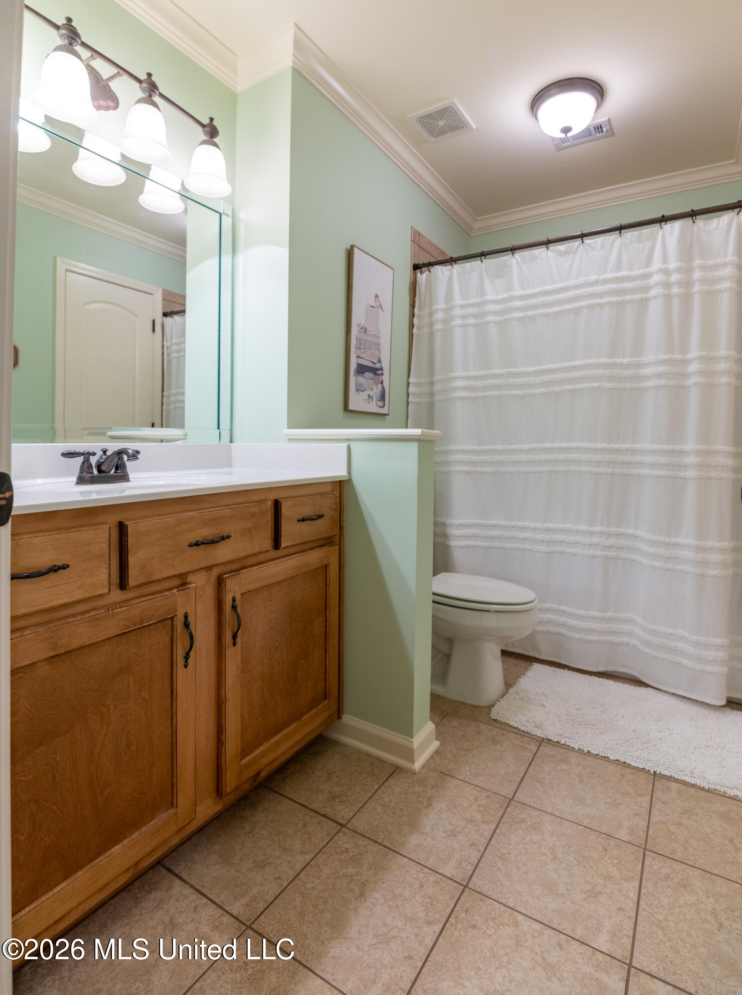 2635 College Road Southaven, MS 38672 - Photo 38 of 44 Upstairs Hall Bath