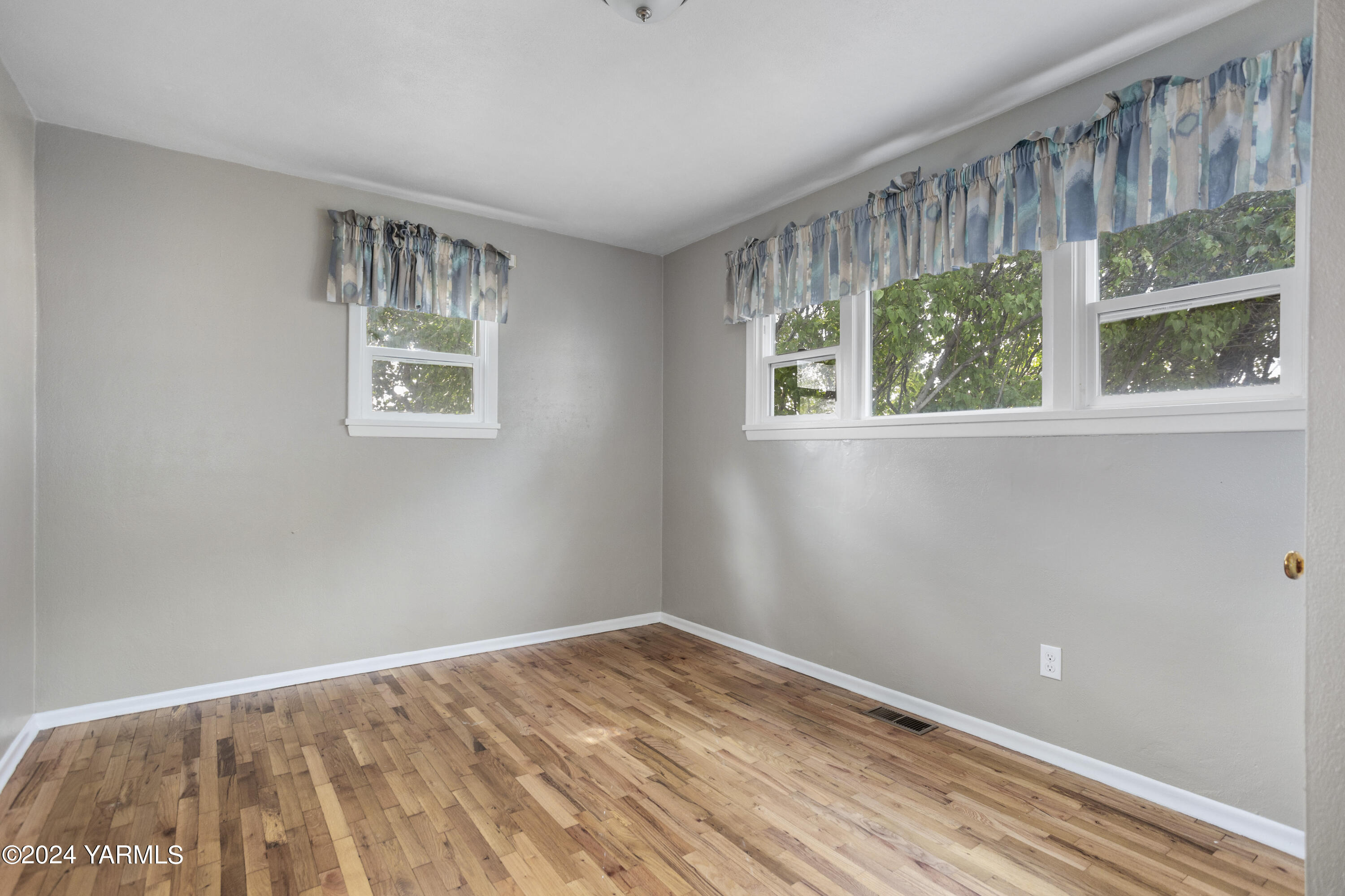 149402 McCreadie Road Prosser, WA 99350 - Photo 17 of 58 a view of an empty room with wooden floor and a window