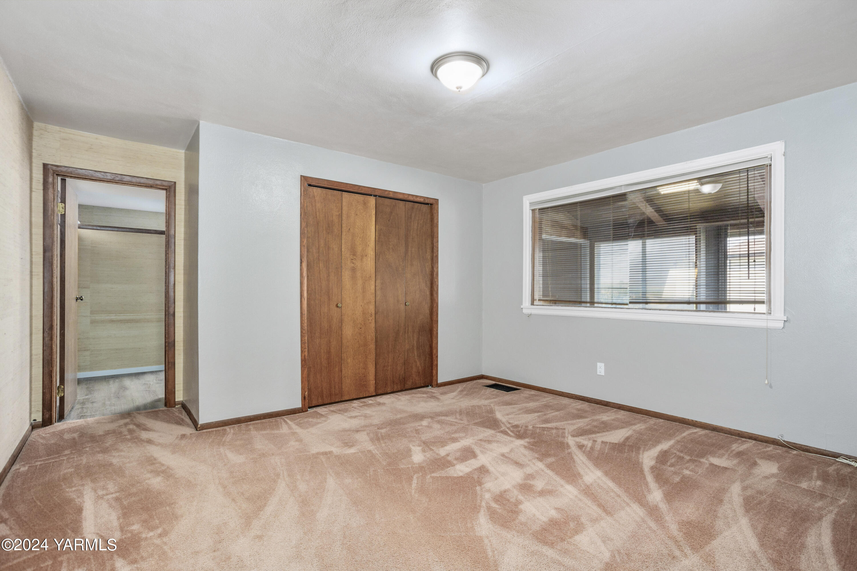 149402 McCreadie Road Prosser, WA 99350 - Photo 20 of 58 a view of an empty room with window and closet area