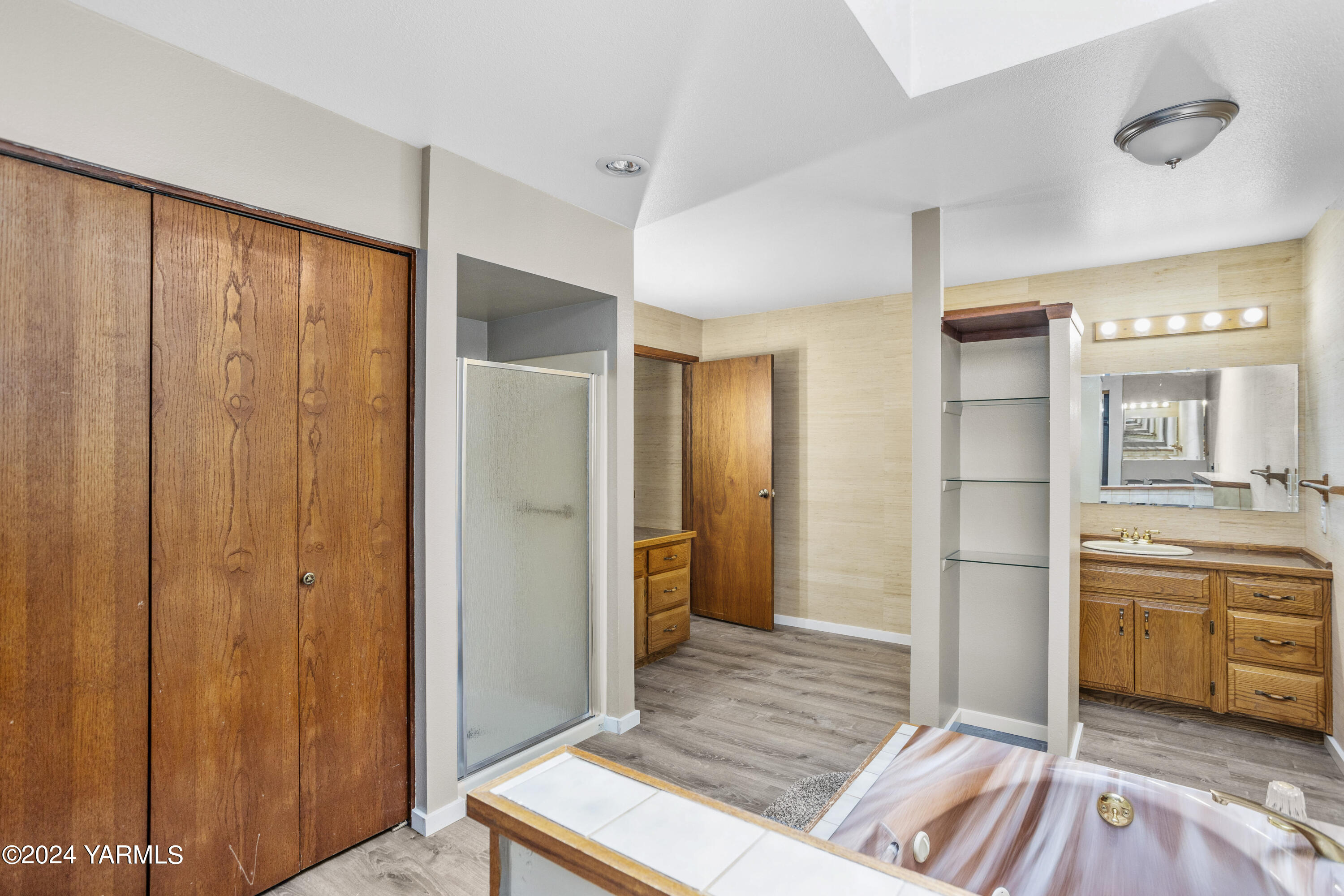 149402 McCreadie Road Prosser, WA 99350 - Photo 23 of 58 a spacious bedroom with a bed and a view of bathroom