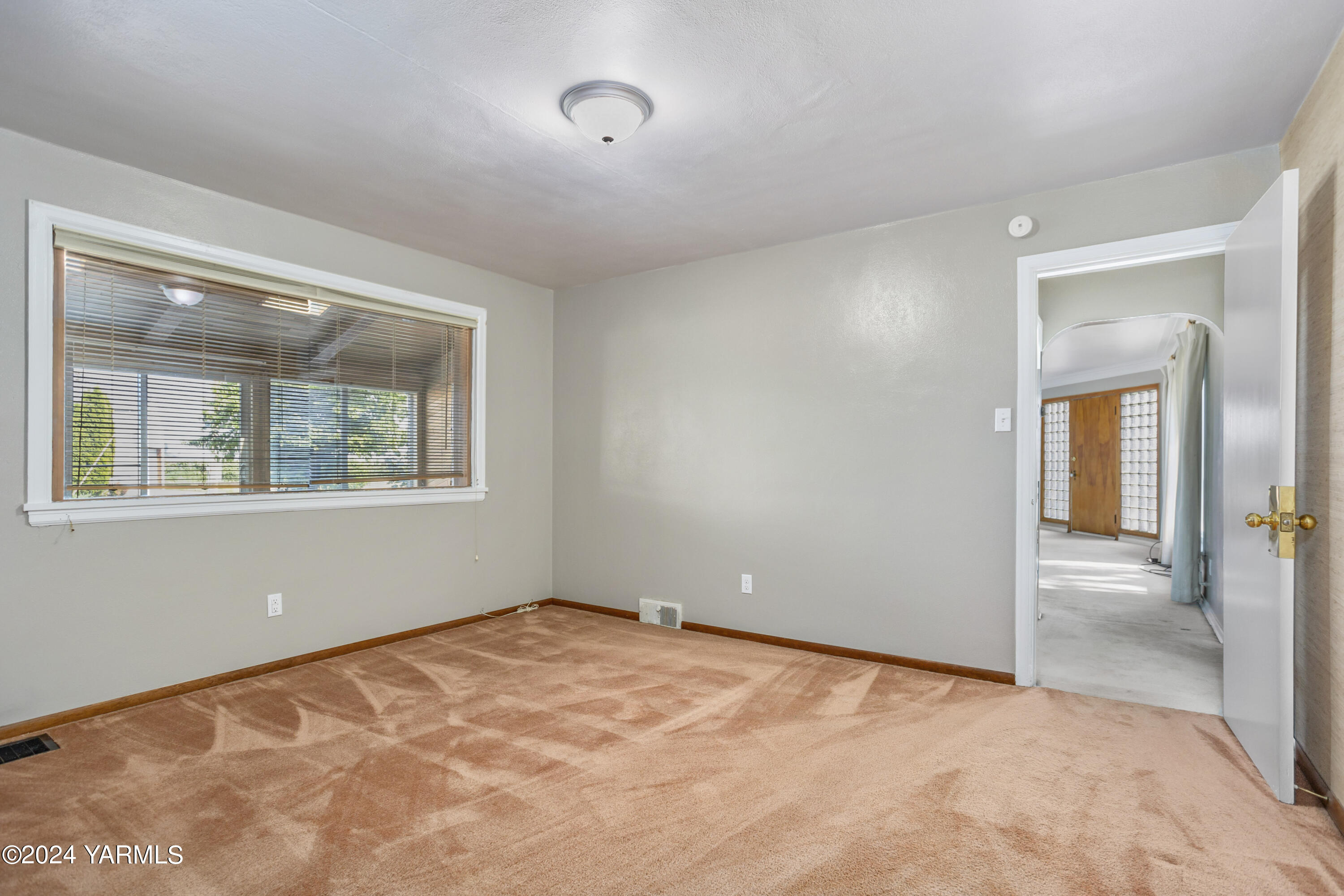 149402 McCreadie Road Prosser, WA 99350 - Photo 24 of 58 a view of an empty room with a window