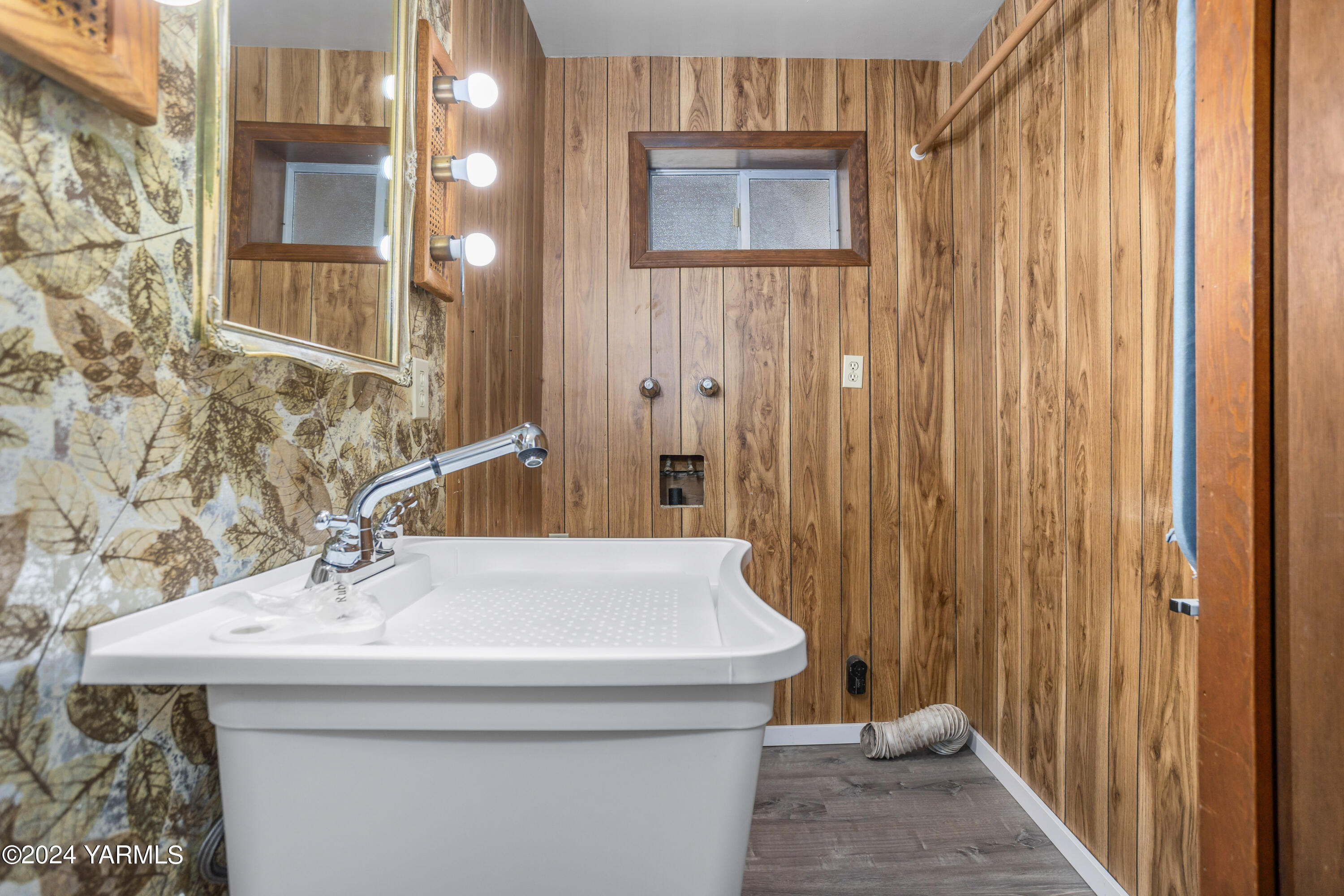 149402 McCreadie Road Prosser, WA 99350 - Photo 25 of 58 a bathroom with a sink and a mirror