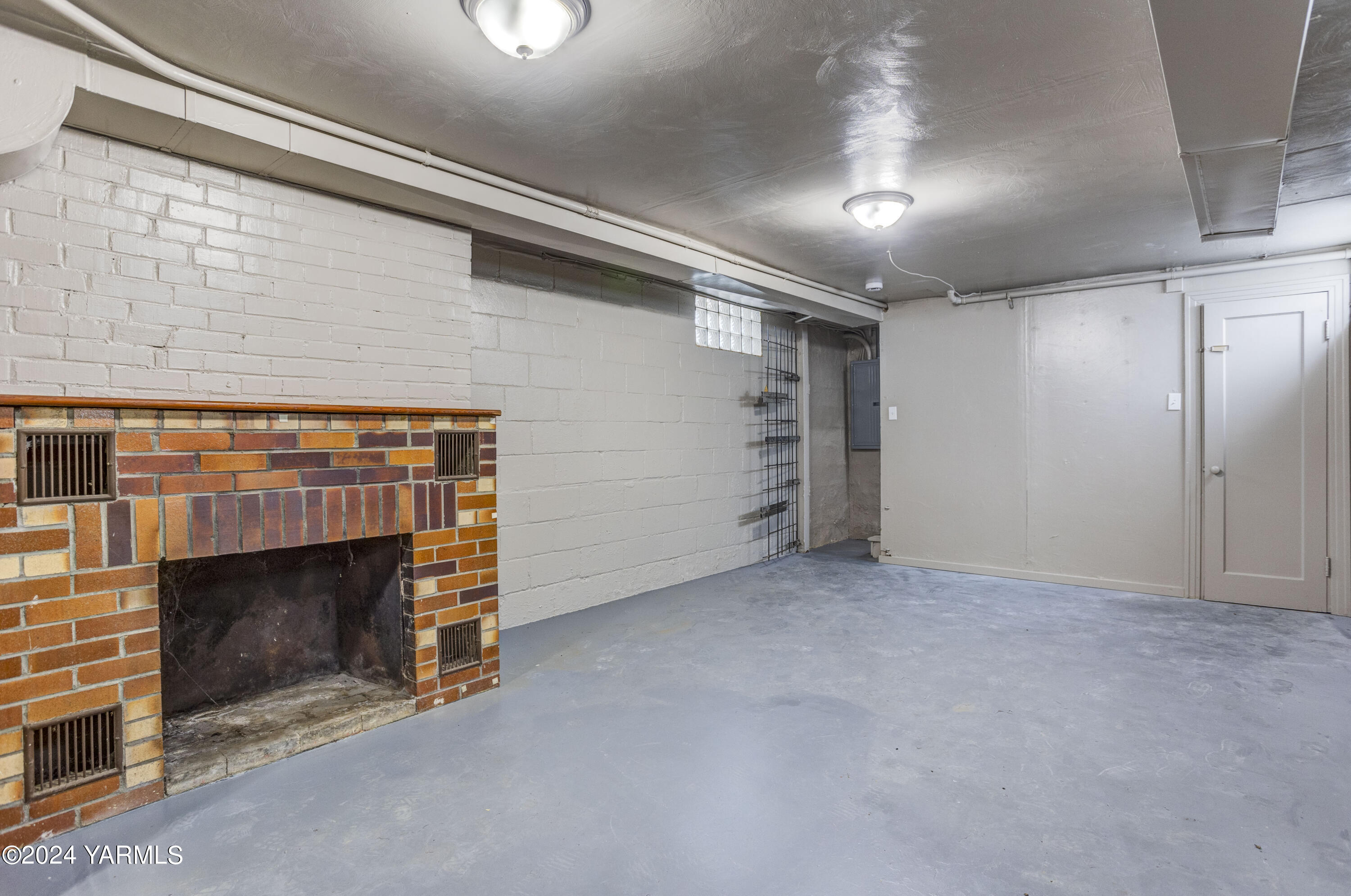 149402 McCreadie Road Prosser, WA 99350 - Photo 33 of 58 a view of empty room with a fireplace