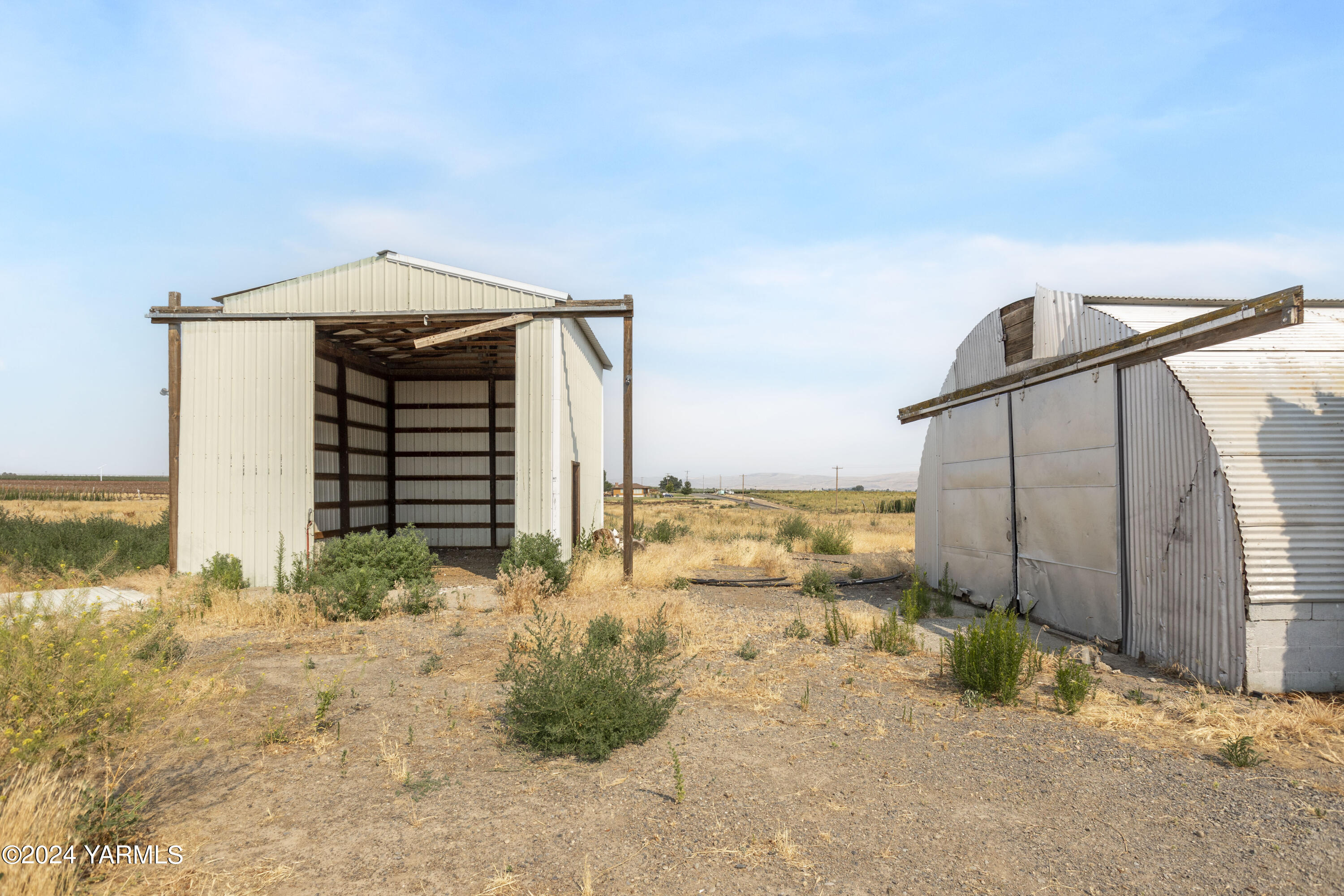 149402 McCreadie Road Prosser, WA 99350 - Photo 39 of 58 a view of a backyard of the house