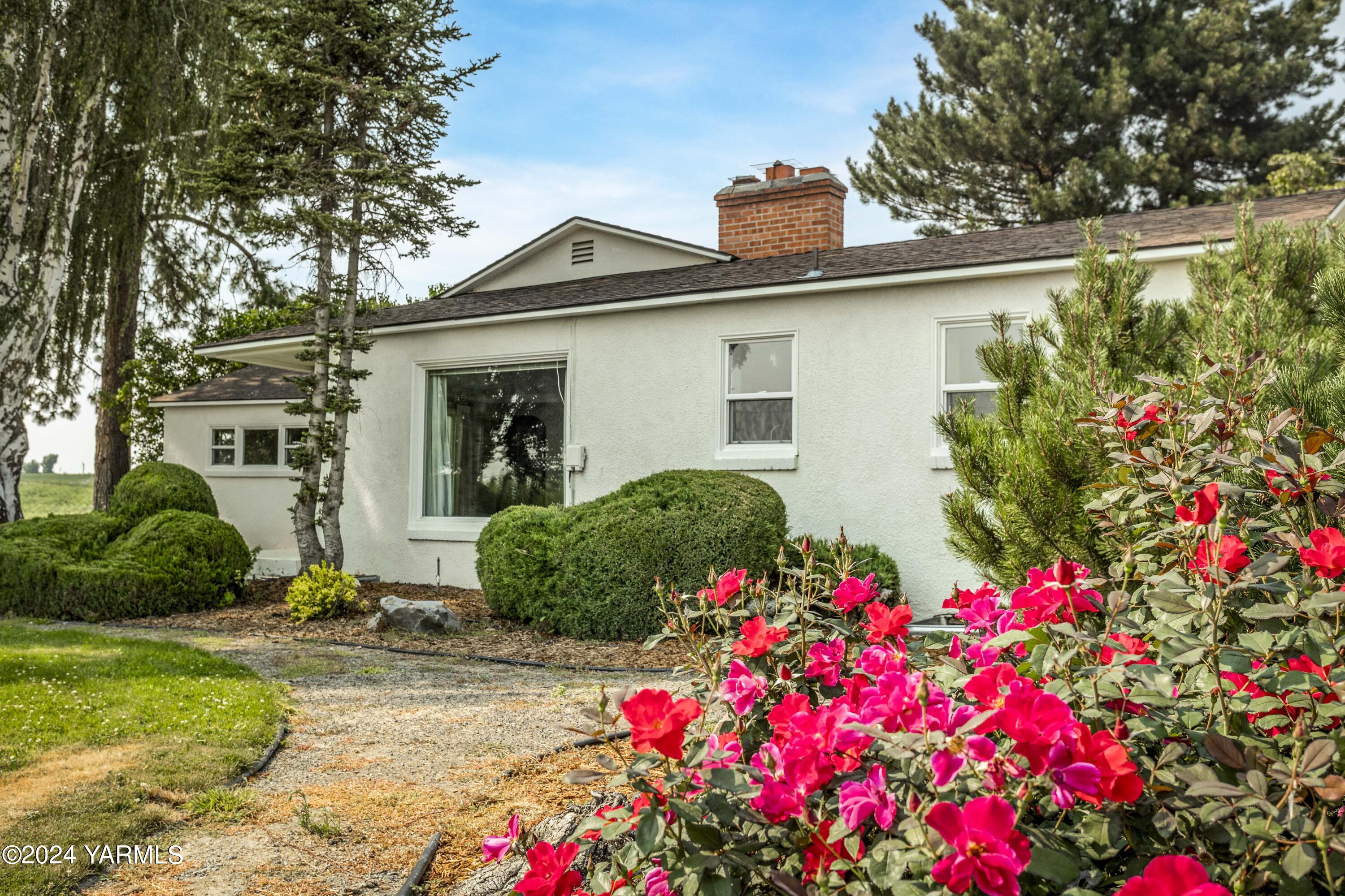 149402 McCreadie Road Prosser, WA 99350 - Photo 4 of 58 a front view of a house with a yard and fountain