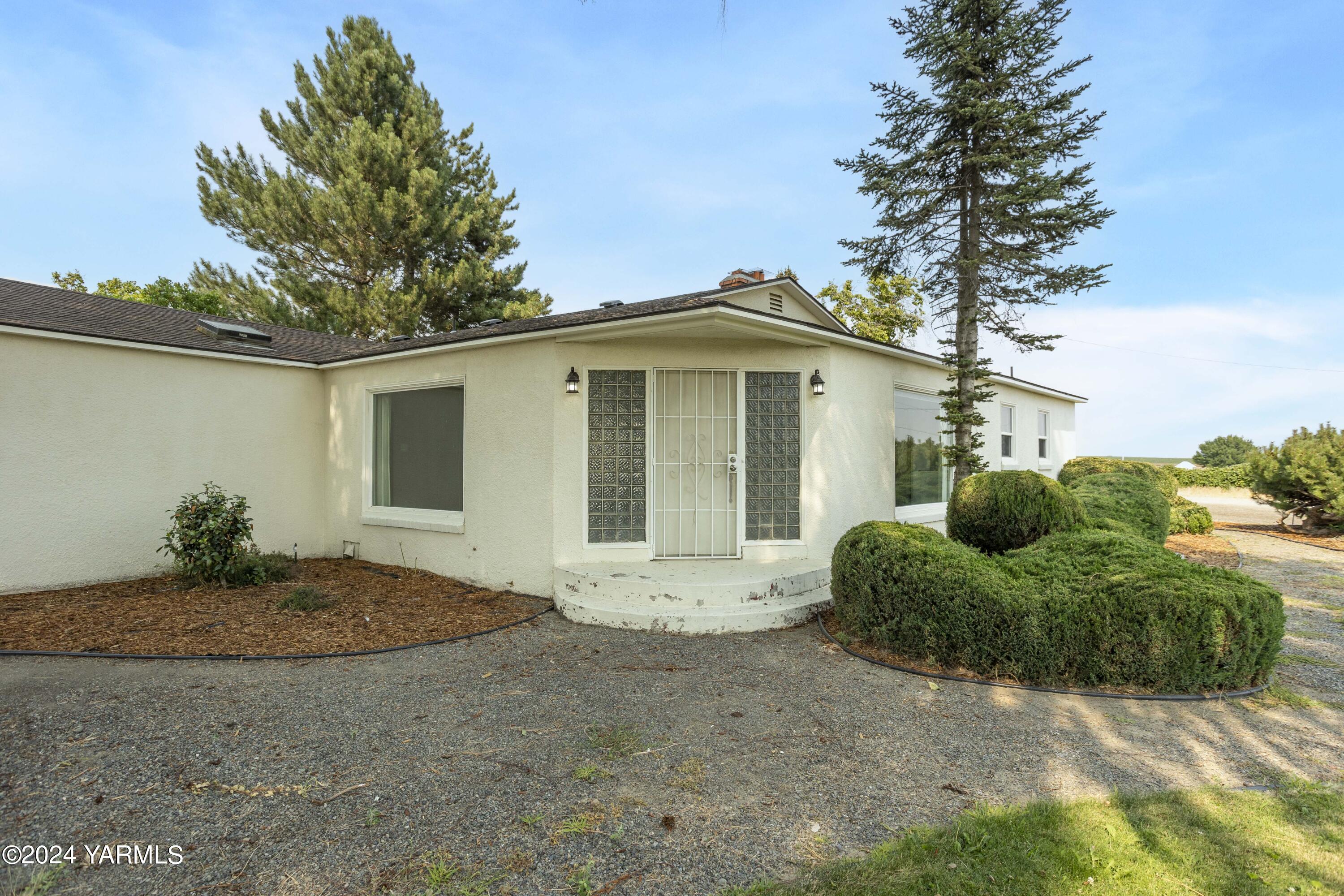 149402 McCreadie Road Prosser, WA 99350 - Photo 41 of 58 a view of a house with a yard and potted plants