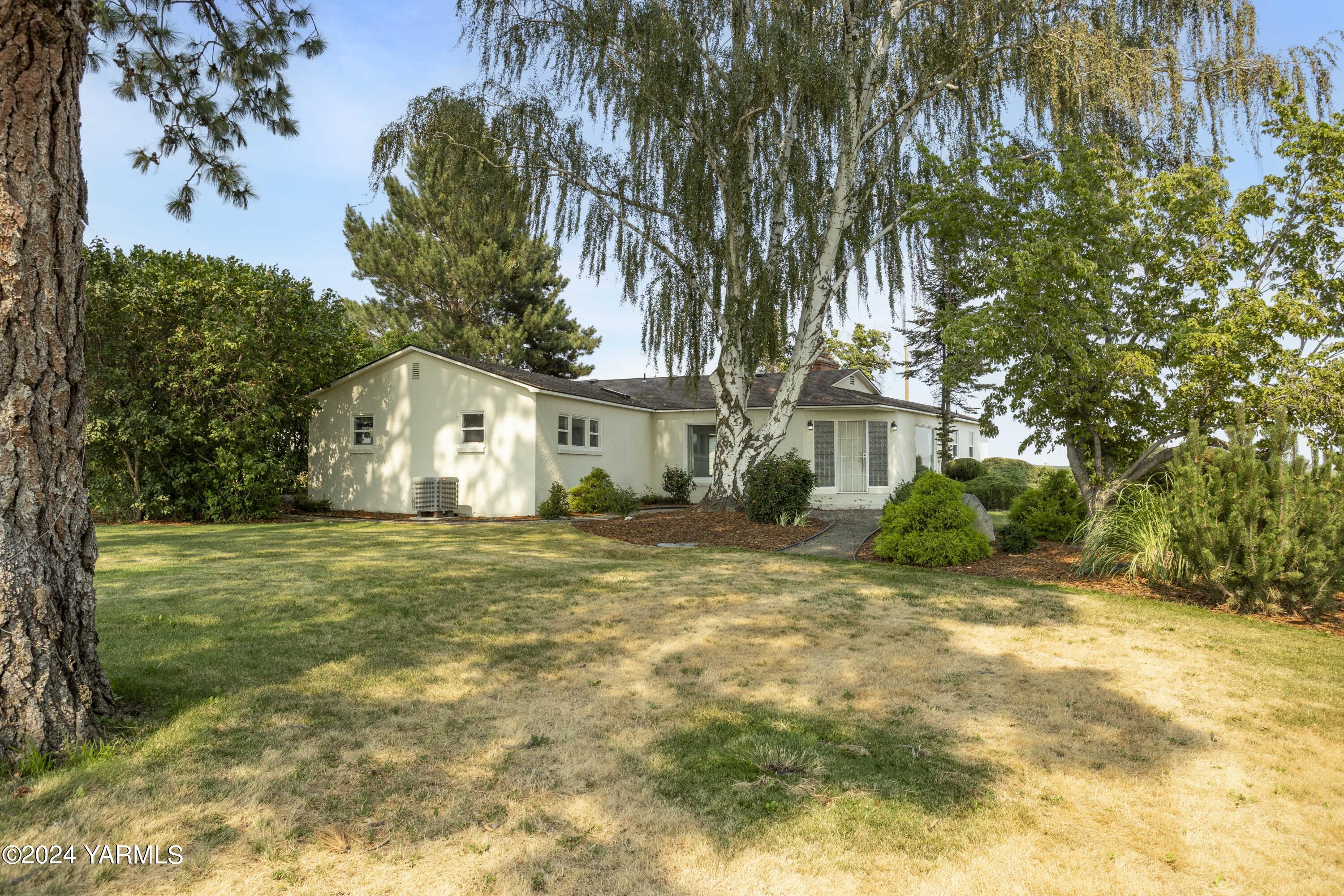 149402 McCreadie Road Prosser, WA 99350 - Photo 42 of 58 a view of a house with a yard