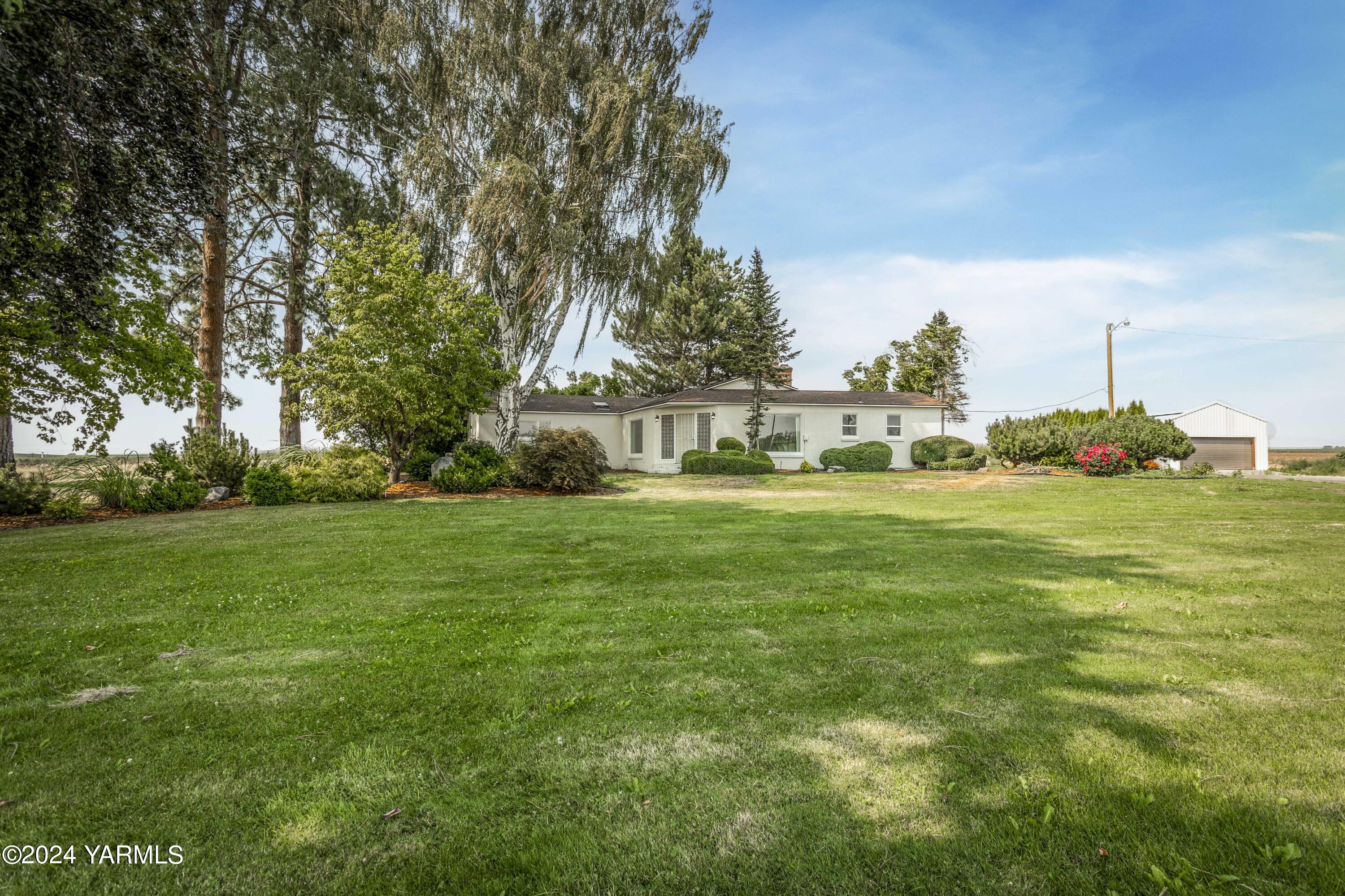 149402 McCreadie Road Prosser, WA 99350 - Photo 43 of 58 a view of a house with a big yard