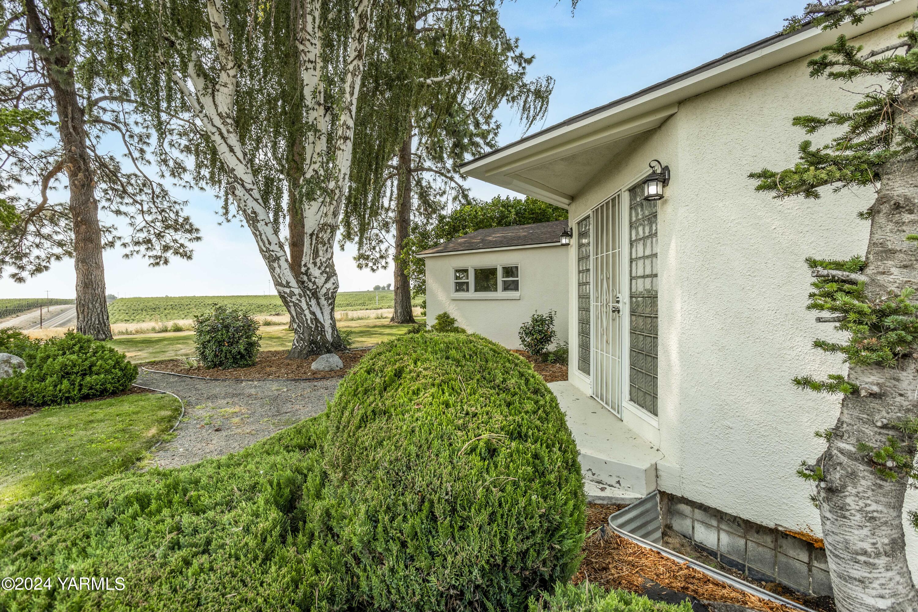 149402 McCreadie Road Prosser, WA 99350 - Photo 48 of 58 a front view of a house with garden
