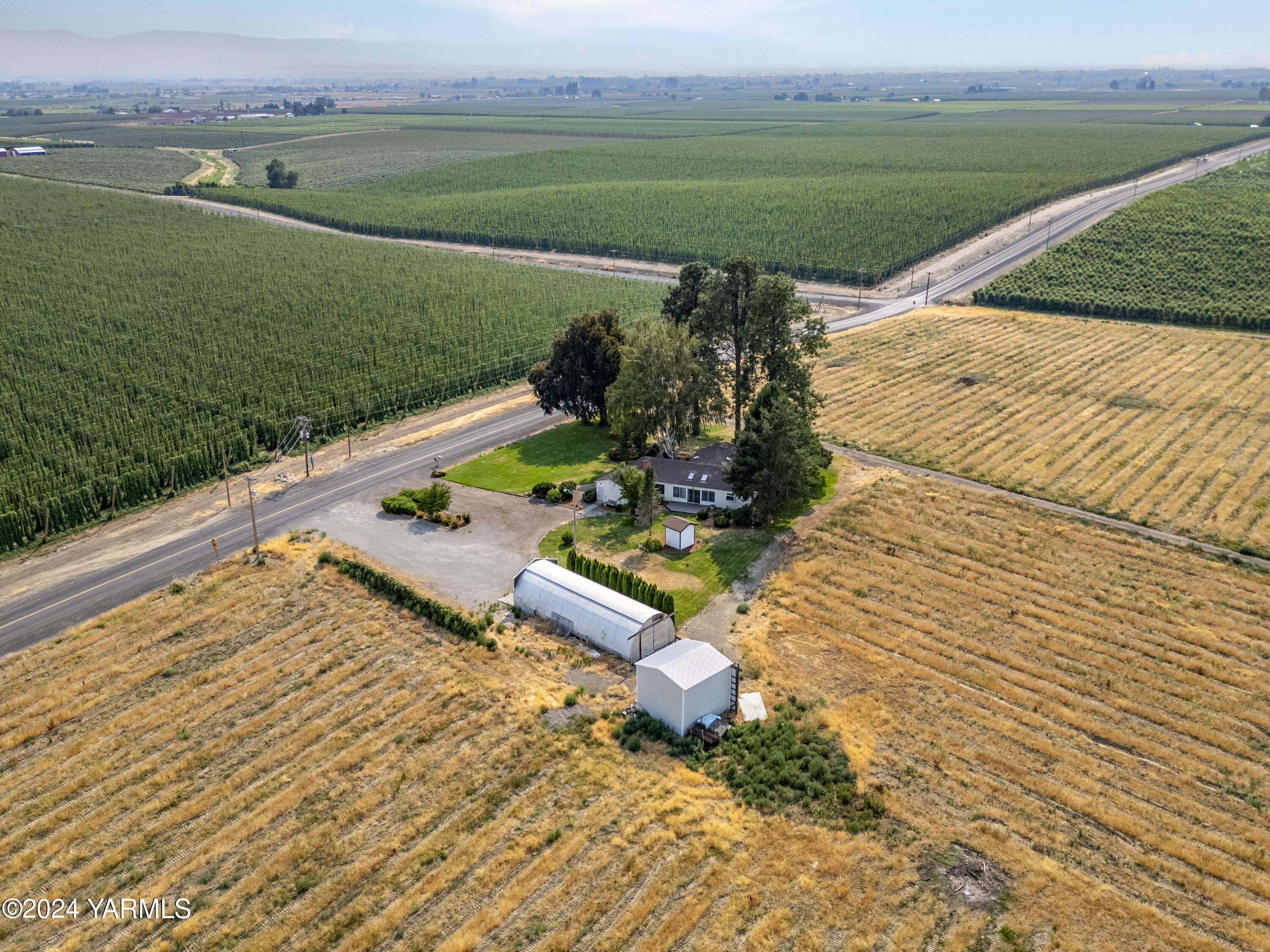 149402 McCreadie Road Prosser, WA 99350 - Photo 56 of 58 a view of a lake with a yard