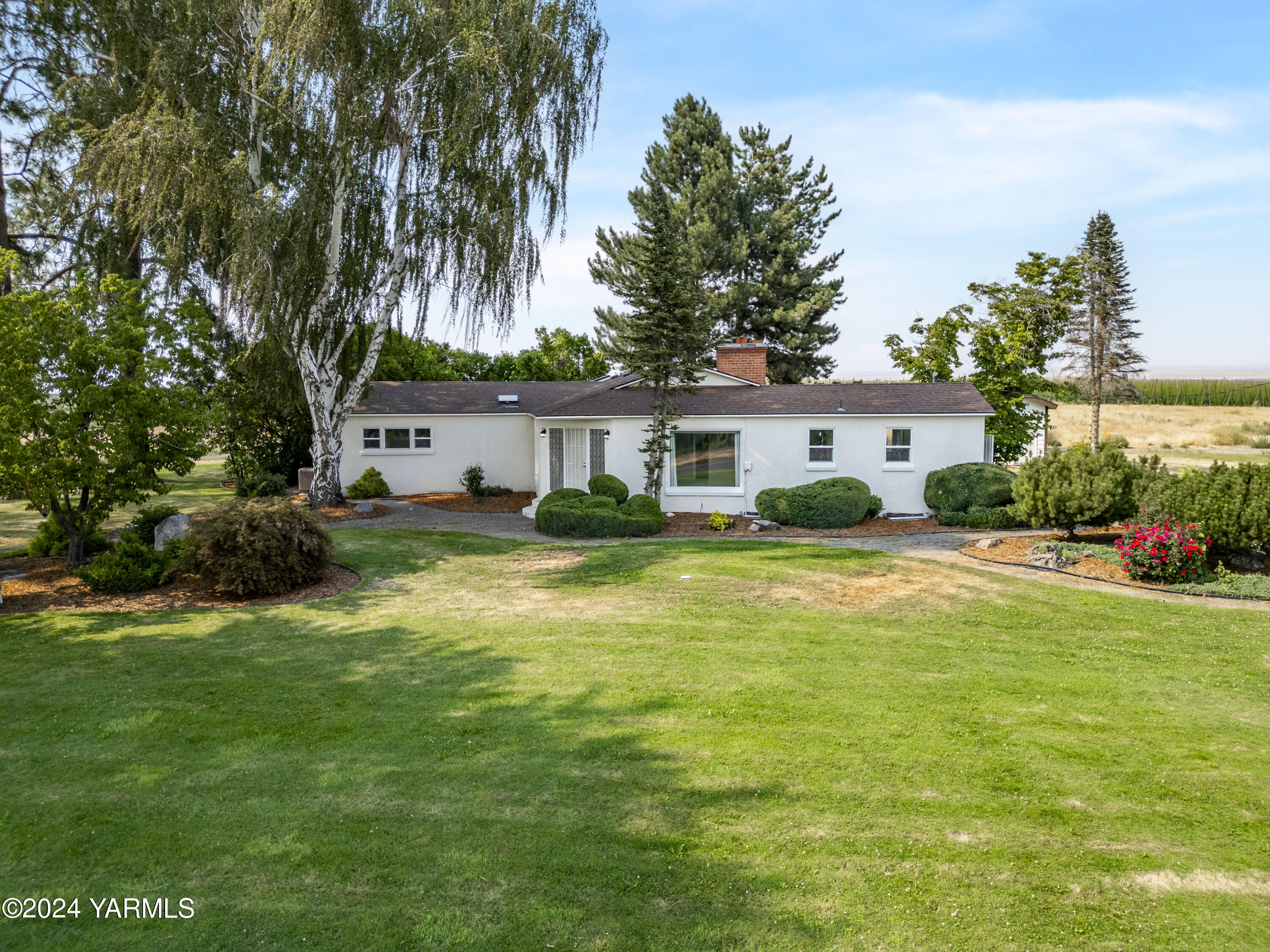 149402 McCreadie Road Prosser, WA 99350 - Photo 58 of 58 a front view of a house with garden