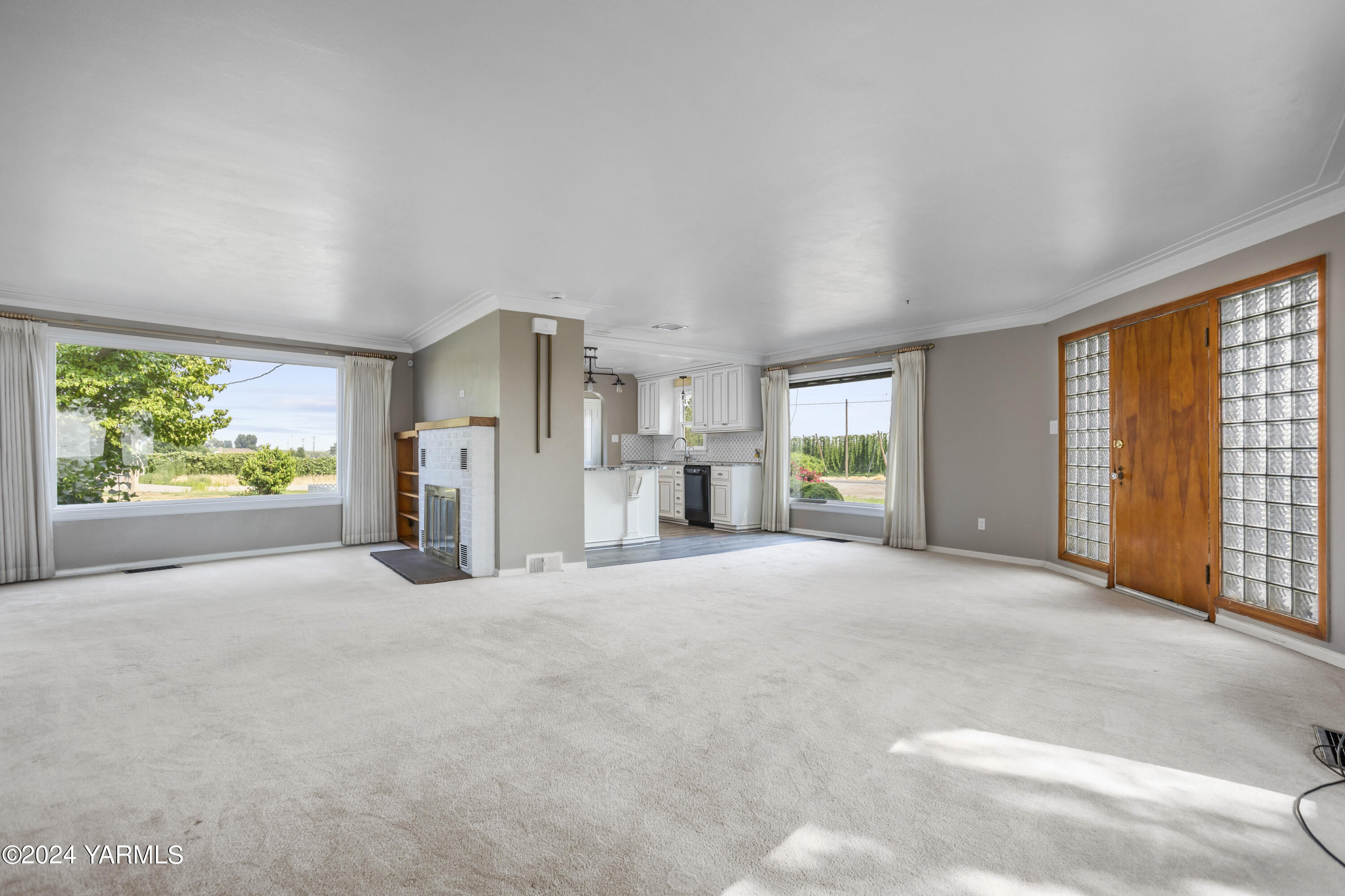149402 McCreadie Road Prosser, WA 99350 - Photo 8 of 58 a view of an empty room with a window