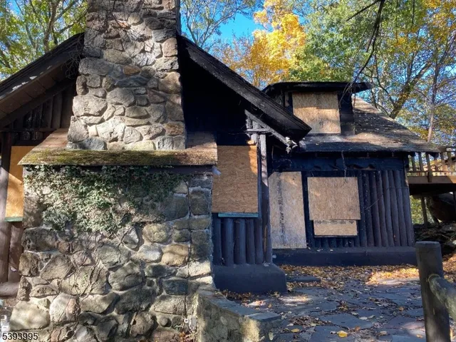 a view of a pathway of a house
