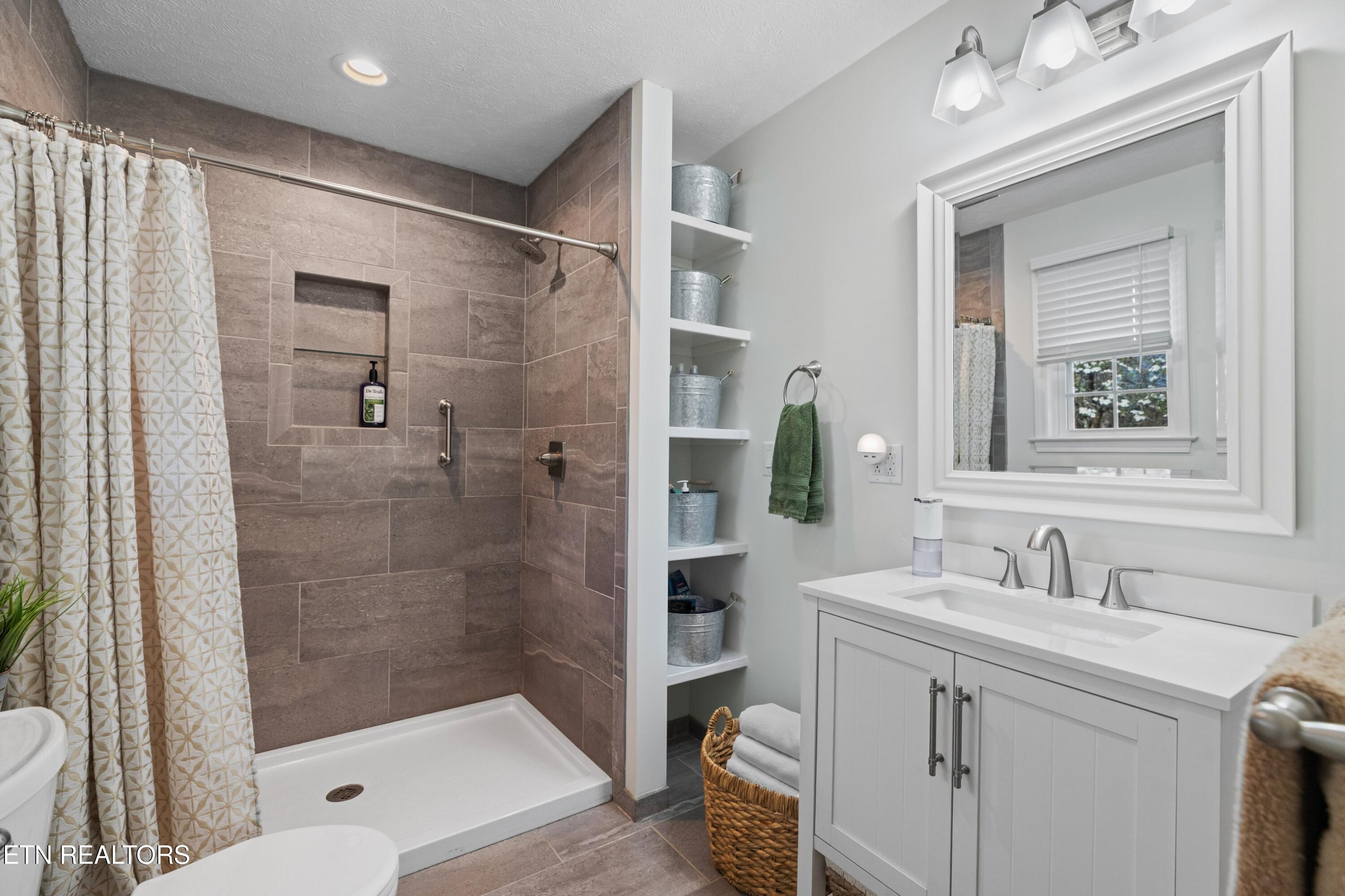 1060 Sunset Circle Newport, TN 37821 - Photo 23 of 46 Primary Bath