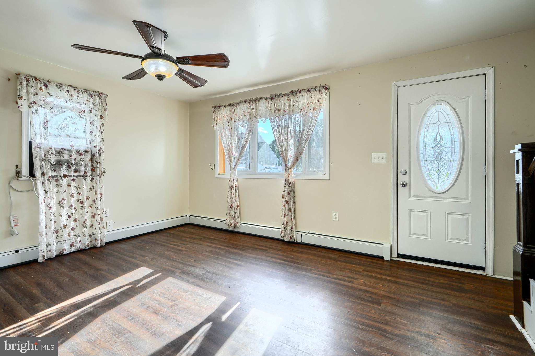2215 Lodge Farm Road Baltimore, MD 21219 - Photo 5 of 38 Living Room (main level)