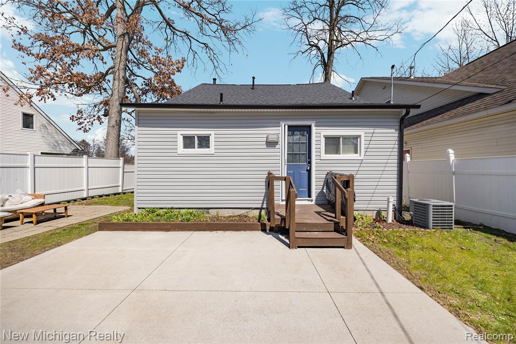 8665 Cooley Lake Road Commerce Township, MI 48382 - Photo 46 of 52