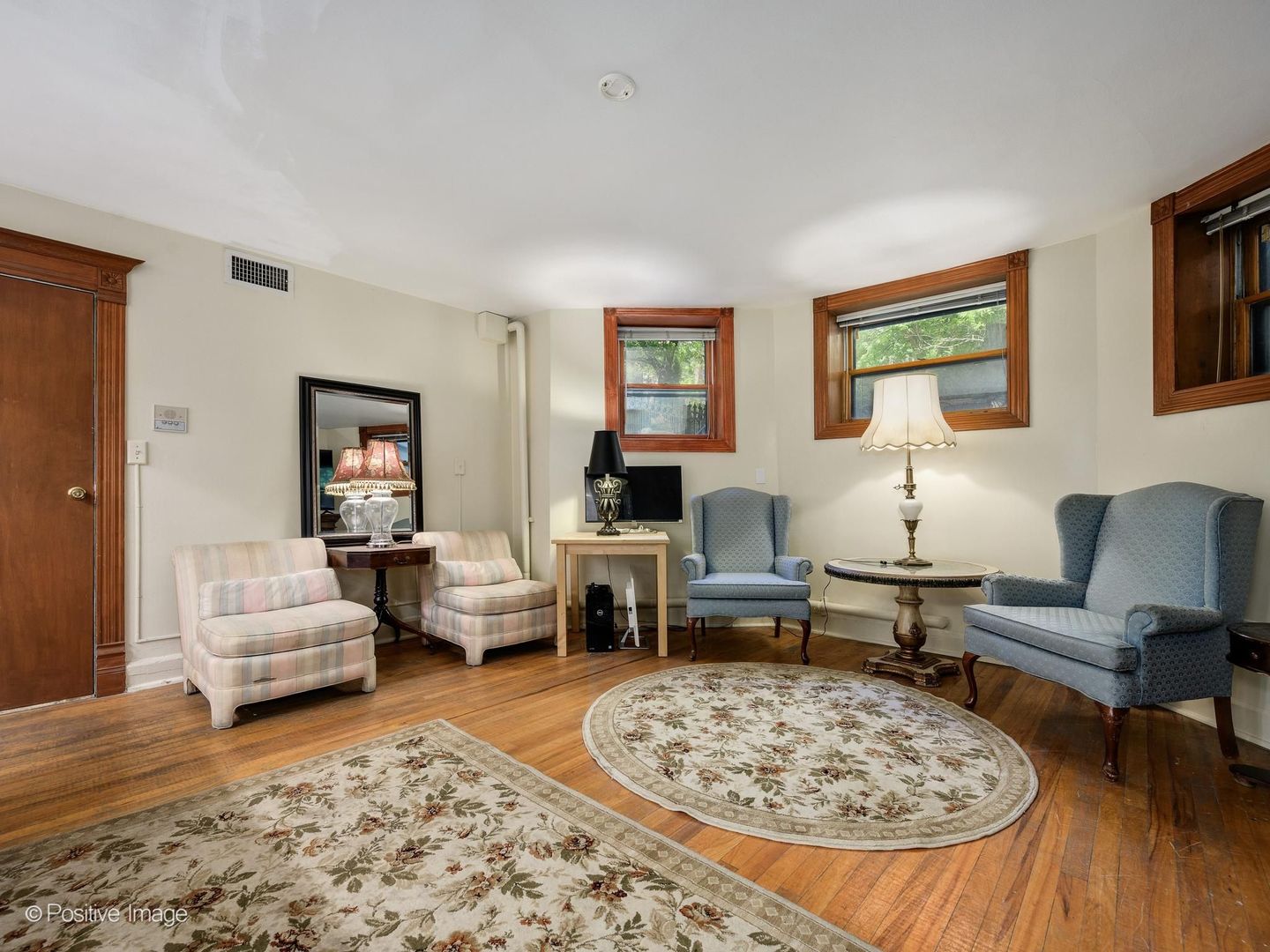 33 East Division Street Chicago, IL 60611 - Photo 30 of 34 a living room with furniture and a wooden floor
