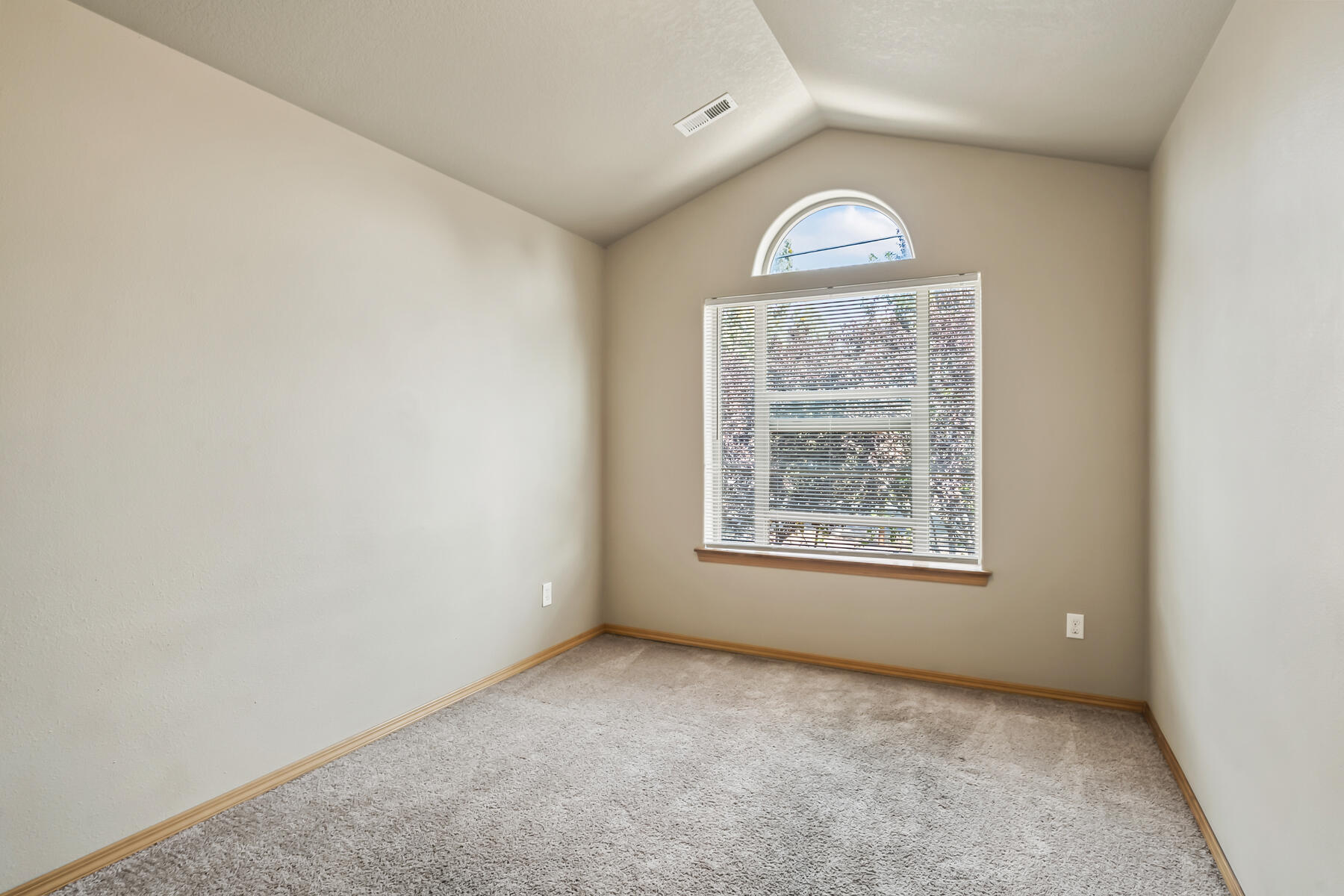 63221 Boyd Acres Road Bend, OR 97701 - Photo 14 of 33 JH5_1151