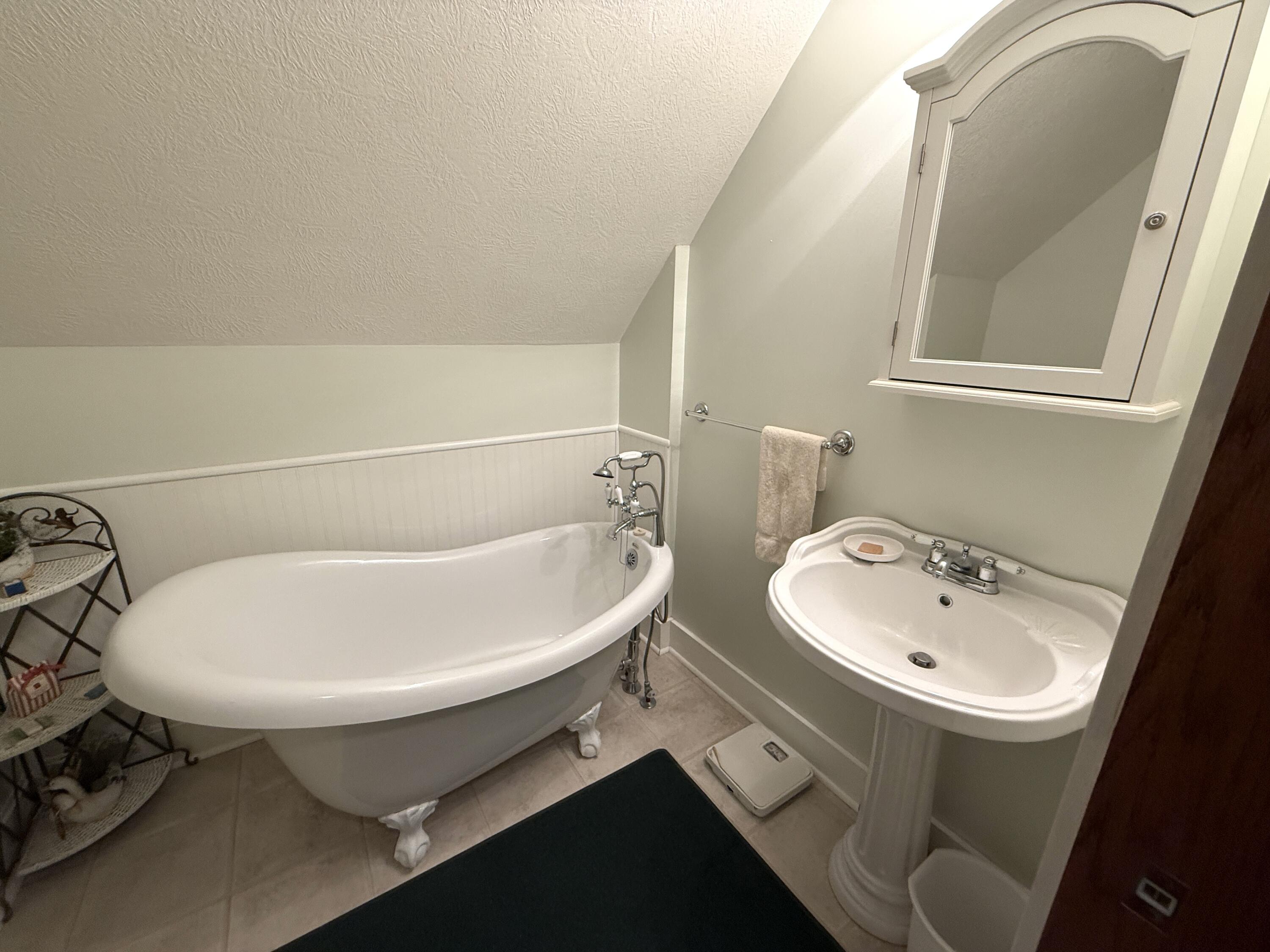 511 East Southern Road Coldwater, MI 49036 - Photo 28 of 49 Upstairs Bathroom