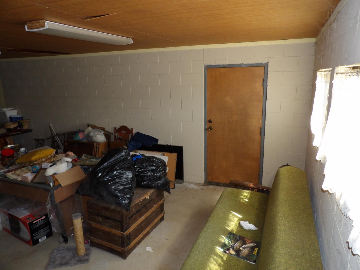 52925 Hogback Miramonte, CA 93603 - Photo 37 of 89 a bed sitting in a bedroom next to a window