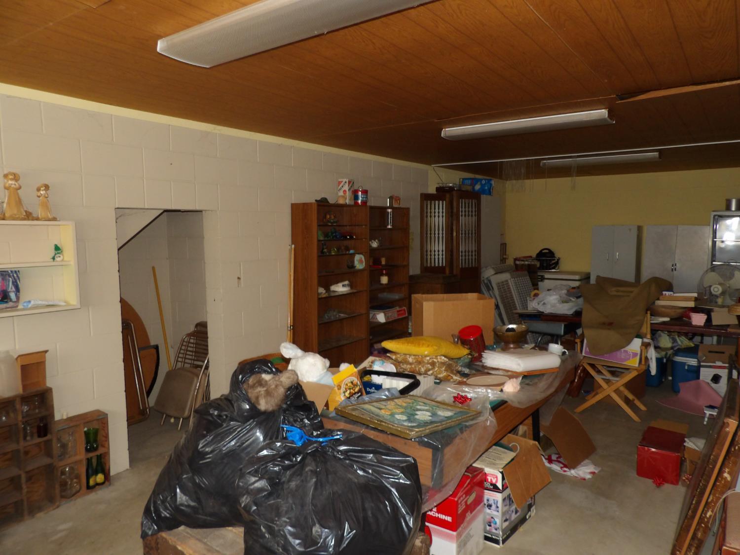 52925 Hogback Miramonte, CA 93603 - Photo 39 of 89 a bed room with furniture a desk and chair