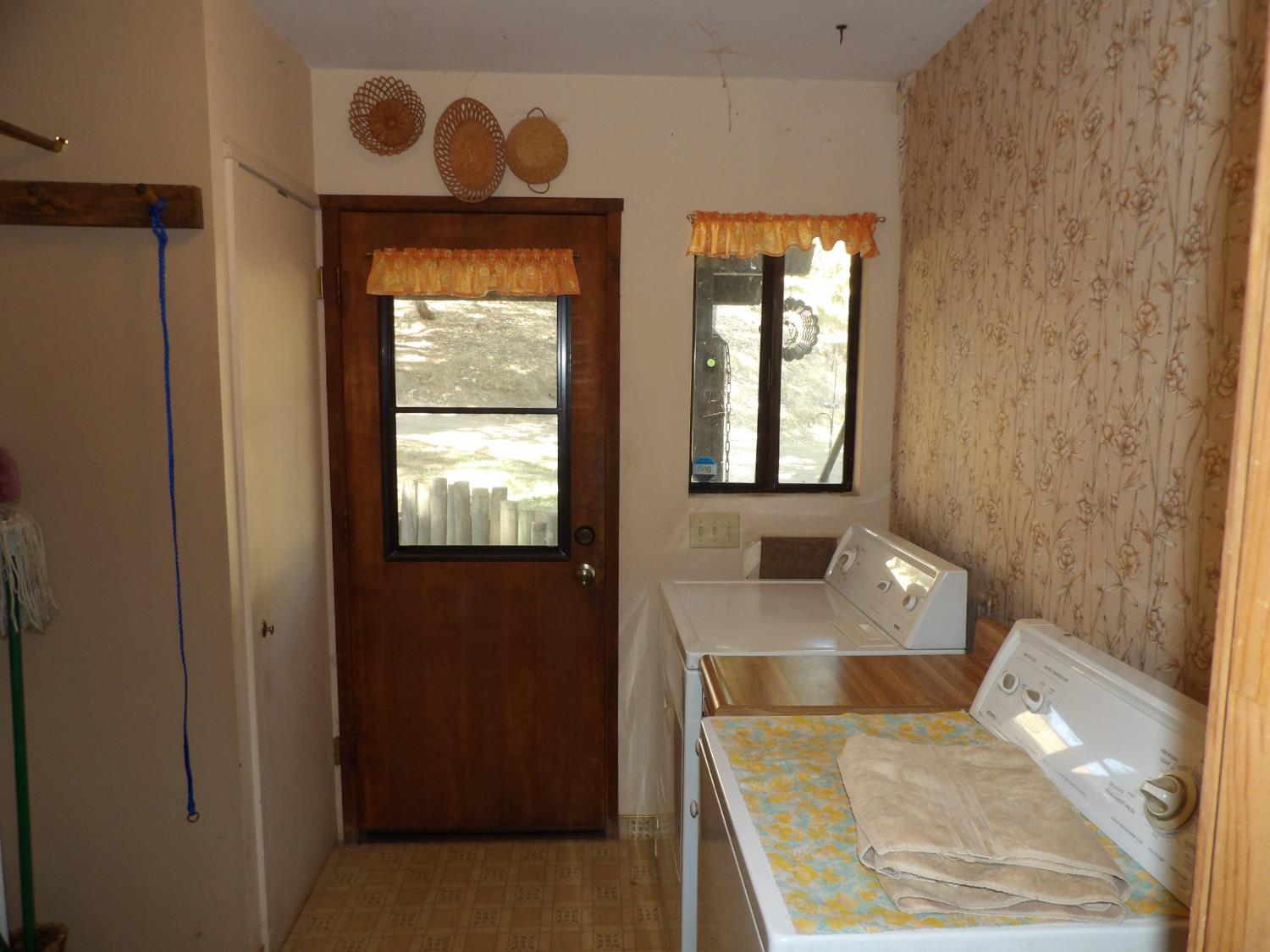 52925 Hogback Miramonte, CA 93603 - Photo 46 of 89 a bathroom with a bathtub and a window