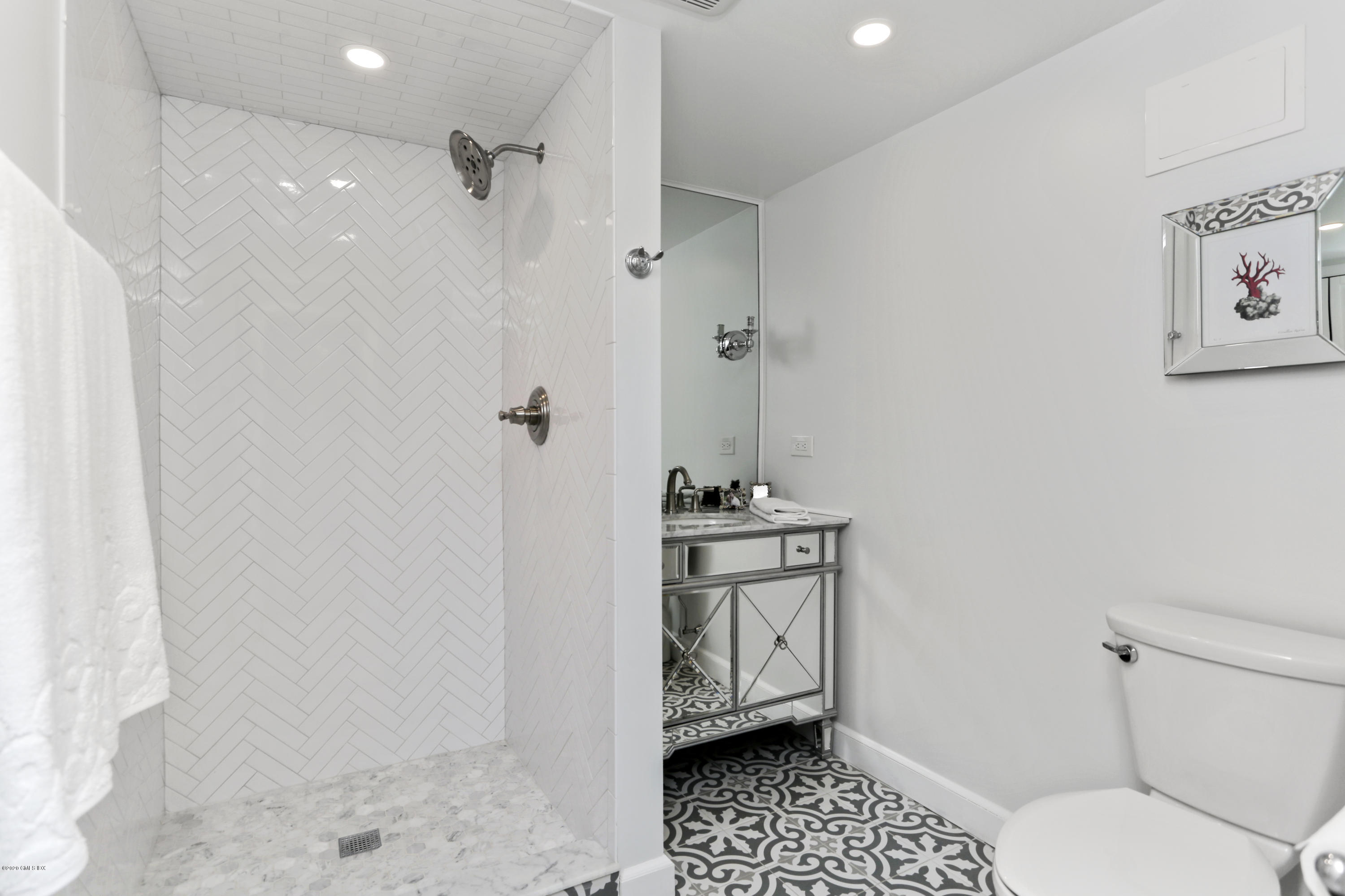 47 Glen Road Greenwich, CT 06830 - Photo 18 of 27 Spacious New Bath