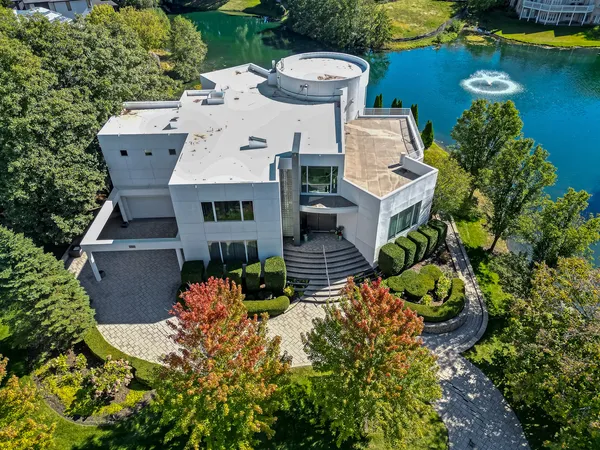 $2,200,000 | 9233 Falling Waters Drive West, Burr Ridge, IL 60527