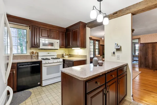 $625,000 | 5 Robeth Lane, Wethersfield, CT 06109