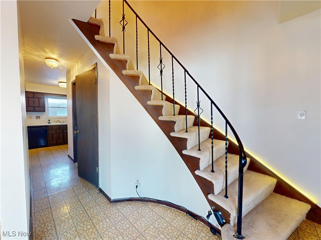 6484 State Road, Unit D1 Cleveland, OH 44134 - Photo 4 of 40 Gallery Image 4