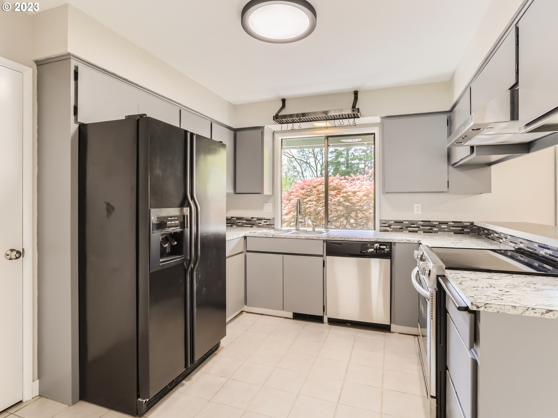 830 Southwest 123rd Court Portland, OR 97225 - Photo 8 of 24 Kitchen